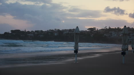 Precioso-Cielo-Matutino-Sobre-La-Playa-Del-Amanecer.-Olas-Rodando-Hacia-La-Costa.