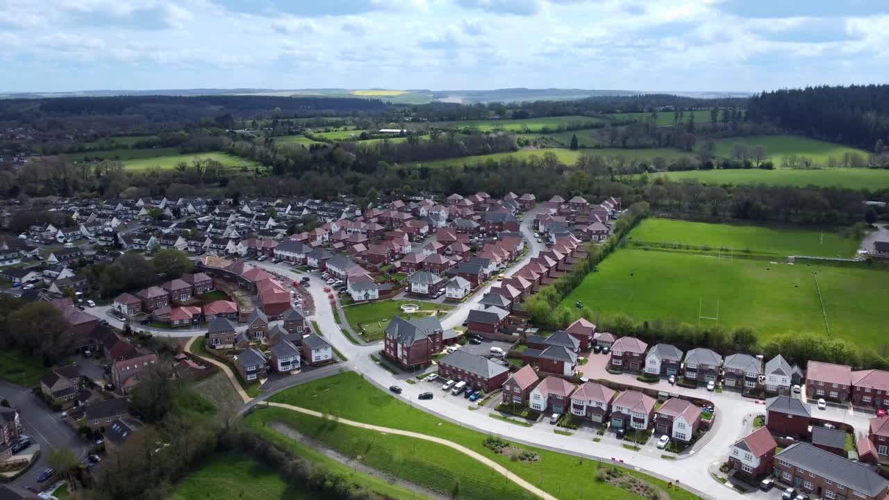 Dronebillede af et nyt og moderne boligområde i det engelske landskab.