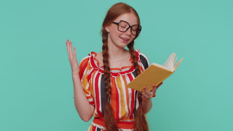 niña pelirroja leyendo un libro de cuentos de hadas divertido e interesante, pasatiempo de ocio, educación, aprendizaje