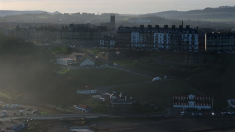 Erstellen-Einer-Drohnenaufnahme-Von-Saltburn-by-the-Sea-Häusern-Und-Einer-Marineparade