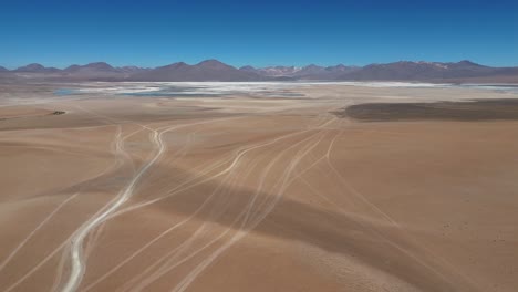 Salar-De-Uyuni-Bolivia-Sudamérica-Desierto-Salinas-Paisajes-Vista-Aérea-Drone-Montañas