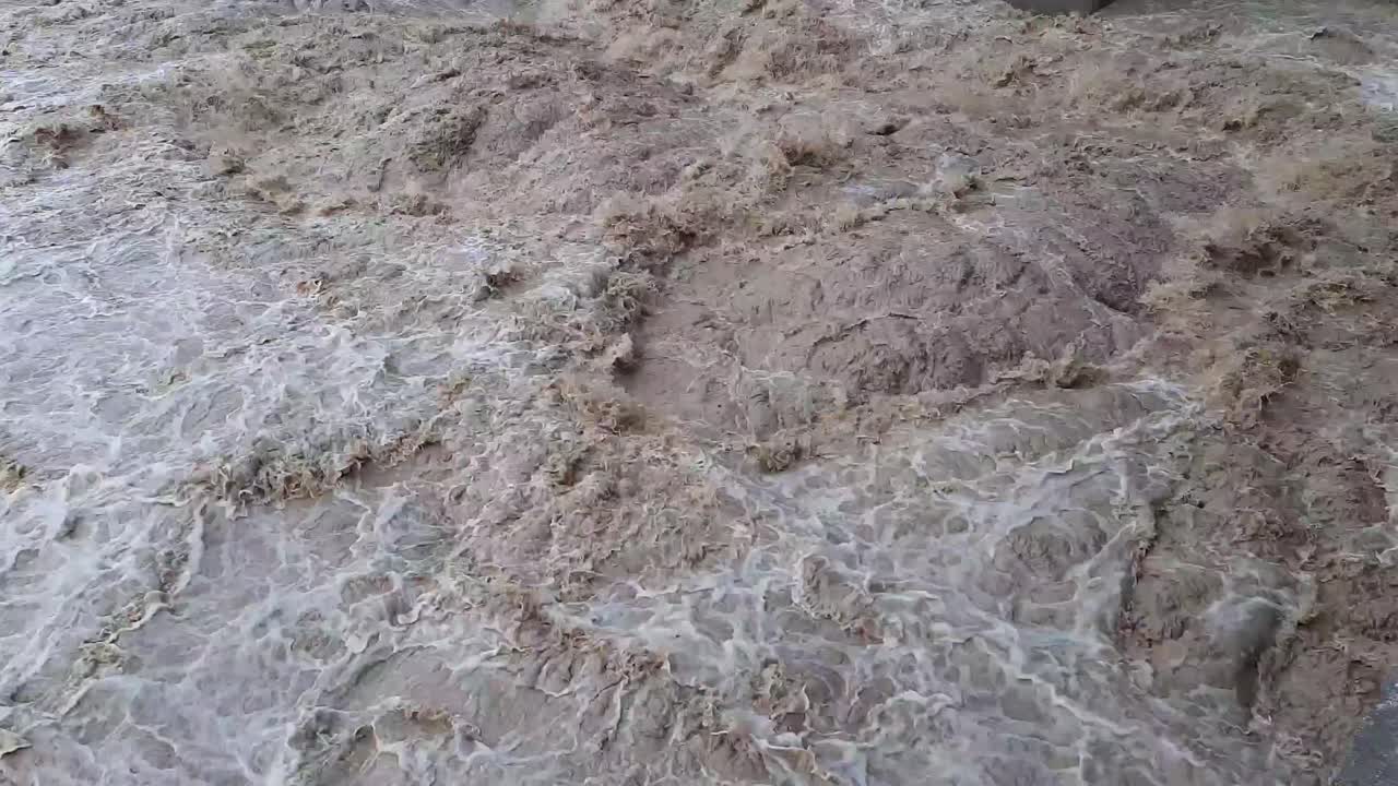 быстрый поток воды крупным планом