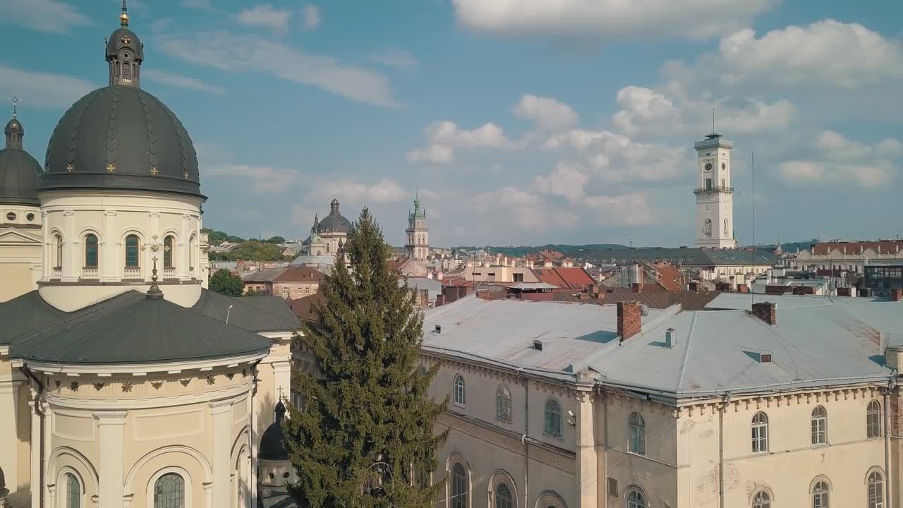 Vídeo aéreo de drone da cidade europeia de Lviv, Ucrânia. Praça Rynok, Câmara Municipal Central, Igreja Dominicana.