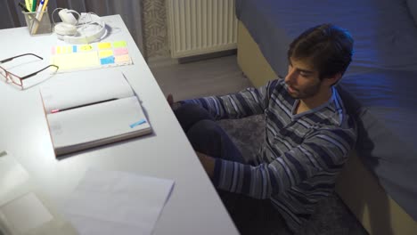 joven pensativo en el dormitorio sintiéndose infeliz y preocupado por el futuro.