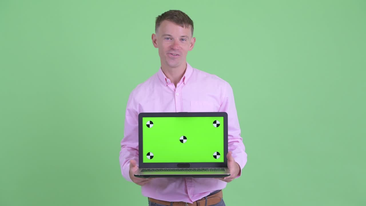 retrato de un hombre de negocios con una camisa rosa