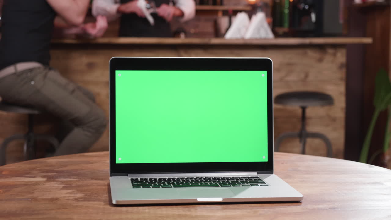 Laptop con green screen in un bar