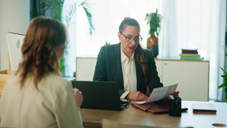 mujeres empresarias discutiendo un proyecto en una reunión