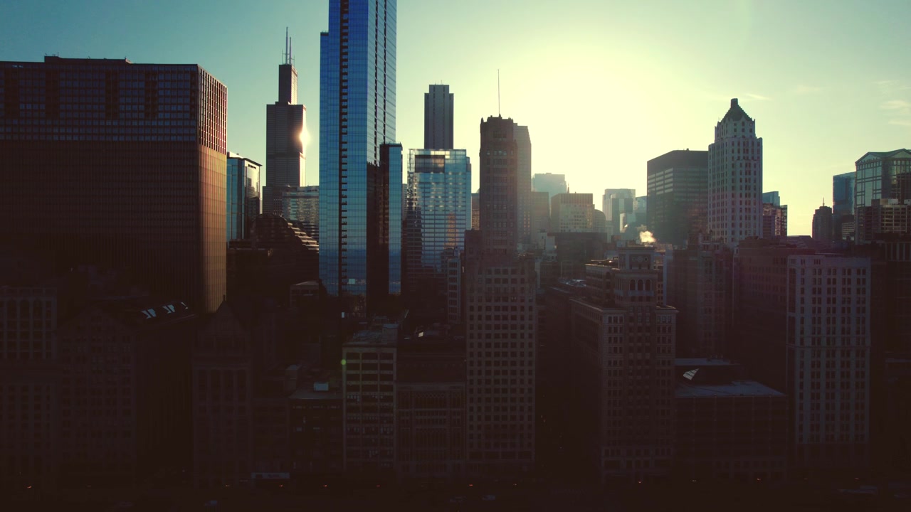 Toma aérea cinematográfica del centro de Chicago con una gradación de color de estilo retro. Dron descendiendo al atardecer