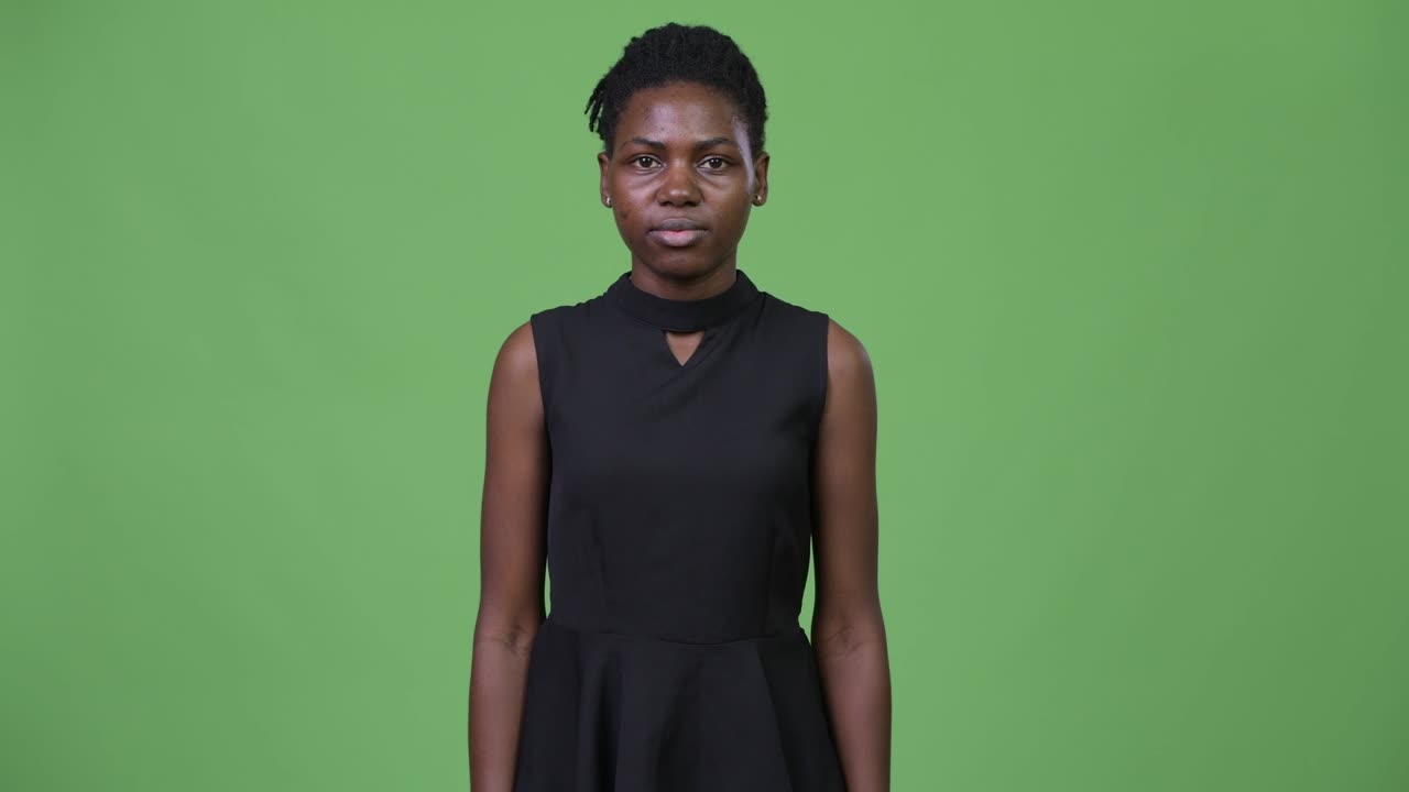 Giovane e bella donna d'affari africana che si copre le orecchie, come le tre scimmie sagge.