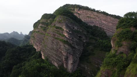 Valle-De-Montaña-Kárstico-Chino-En-Campo-Remoto,-Paisaje-De-Naturaleza-Aérea-De-4k