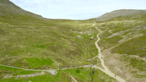 Drohnenflug-über-Wanderwege-In-Honningsvag---Norwegen