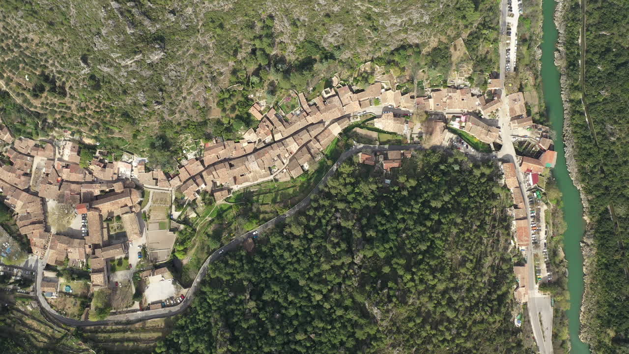 saint-guilhem-le-désert, uno de los pueblos más hermosos de francia, sitio de la unesco
