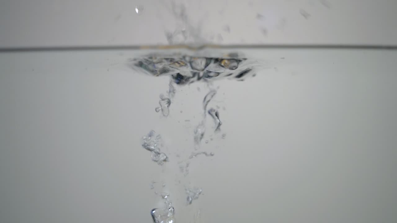 귤이 다른 방식으로 물 속으로 떨어지고 있다