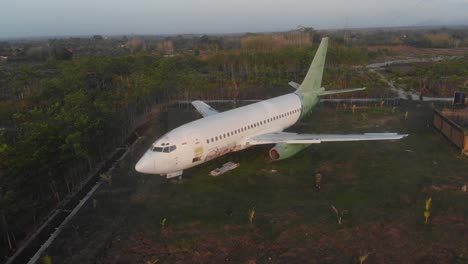 Altes-Verlassenes-Flugzeug-Auf-Einer-Wiese-Auf-Bali,-Indonesien,-Luftaufnahme