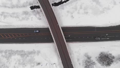 Carretera-Muy-Transitada-Y-Paso-Elevado-En-Un-Día-De-Invierno-En-Noruega.