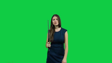 la chica desalienta y amenaza con un bate telescópico frente a una pantalla verde