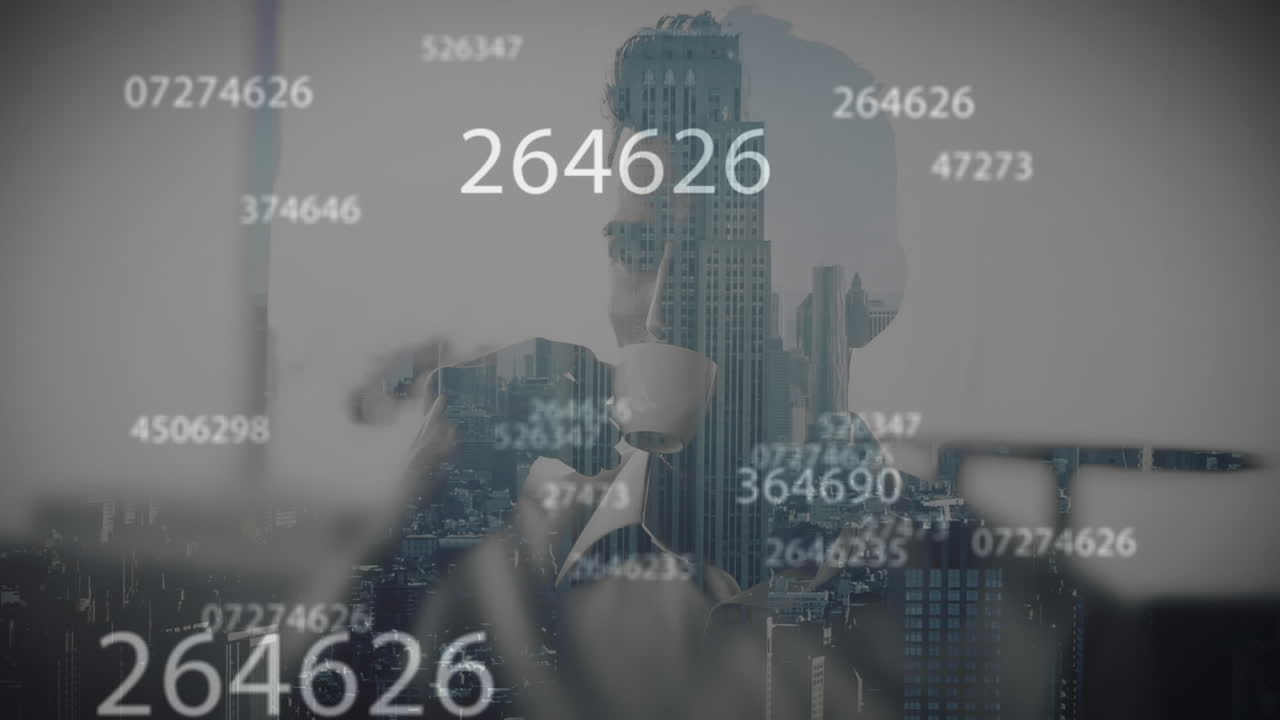 animación de números cambiantes sobre un hombre biracial bebiendo café contra la ciudad en el fondo.