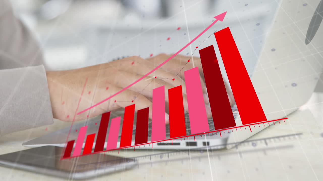 animación de flecha en gráficos sobre patrón de cuadrícula contra la sección media del hombre que trabaja en la computadora portátil