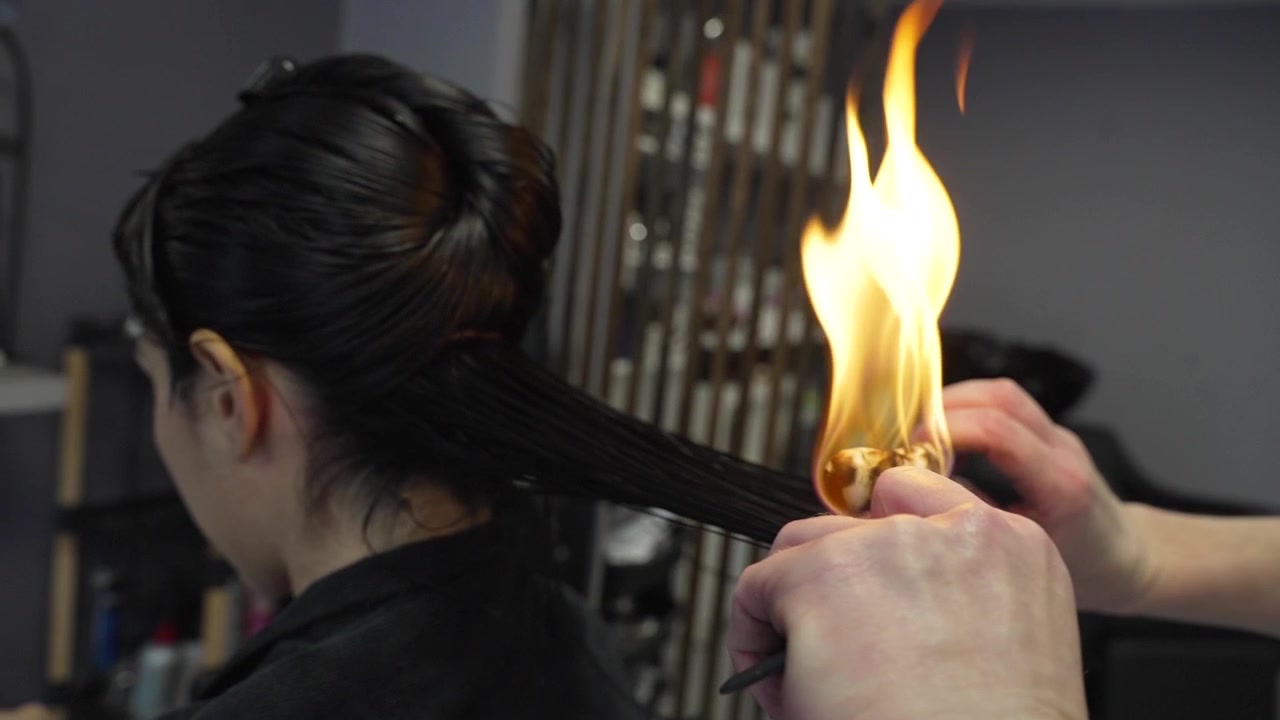 Gespleten Haarpunten Voorkomen: Kapperstechniek met Vlam en Wax - Close-up Slowmotion