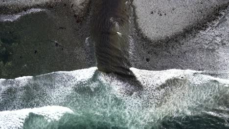 Vista-Cinematográfica-De-Arriba-Hacia-Abajo-De-Las-Olas-Rodando-En-Tierra-En-La-Playa-De-Sombrio-En-La-Isla-De-Vancouver