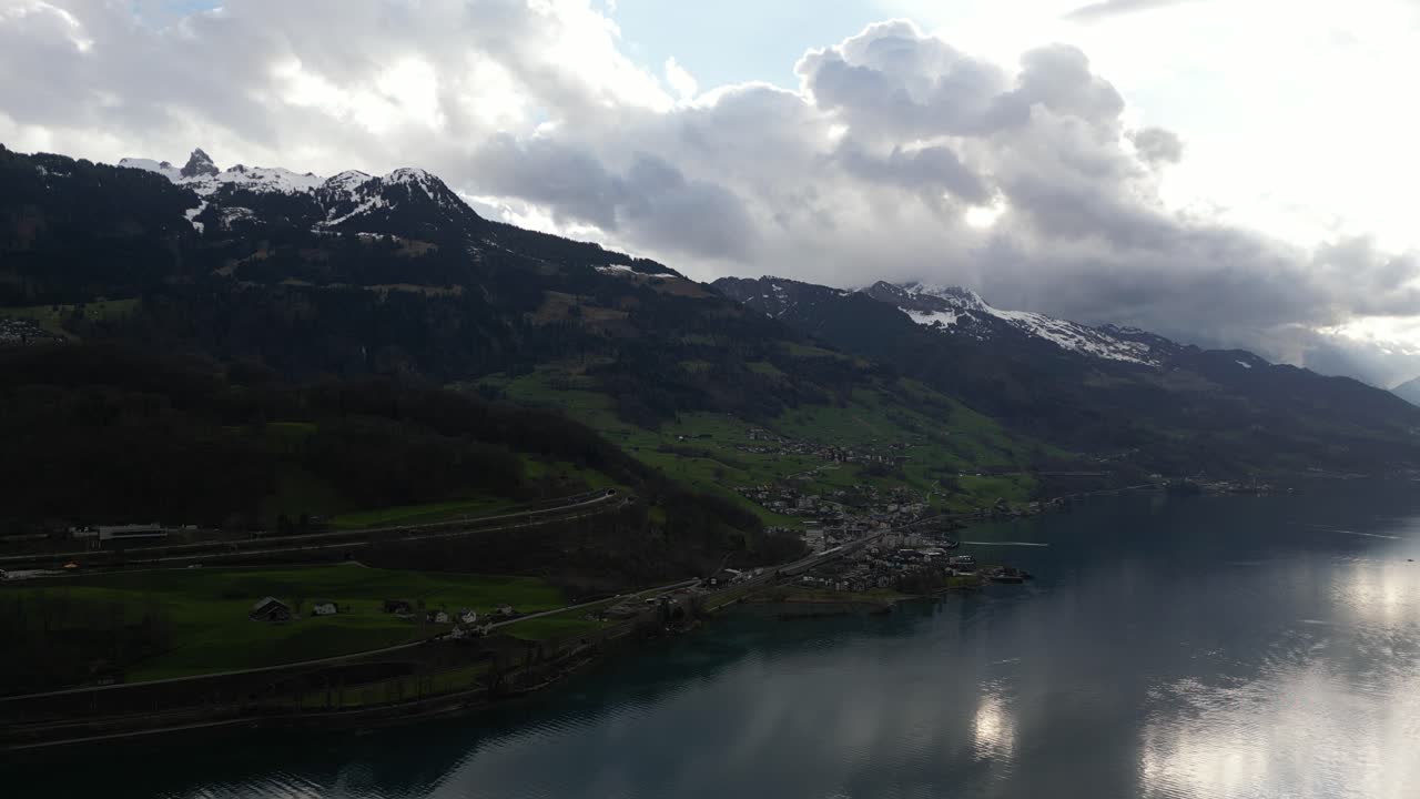 fotografía aérea de las colinas bajo las nubes en walensee, suiza