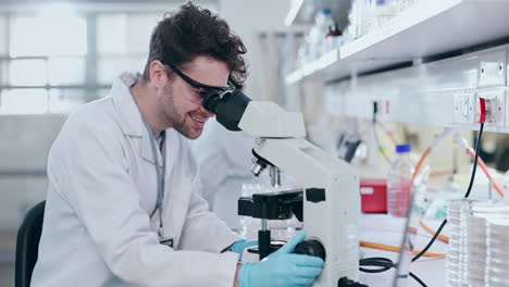 ciencia, microscopio de laboratorio y hombre estudio de bacterias