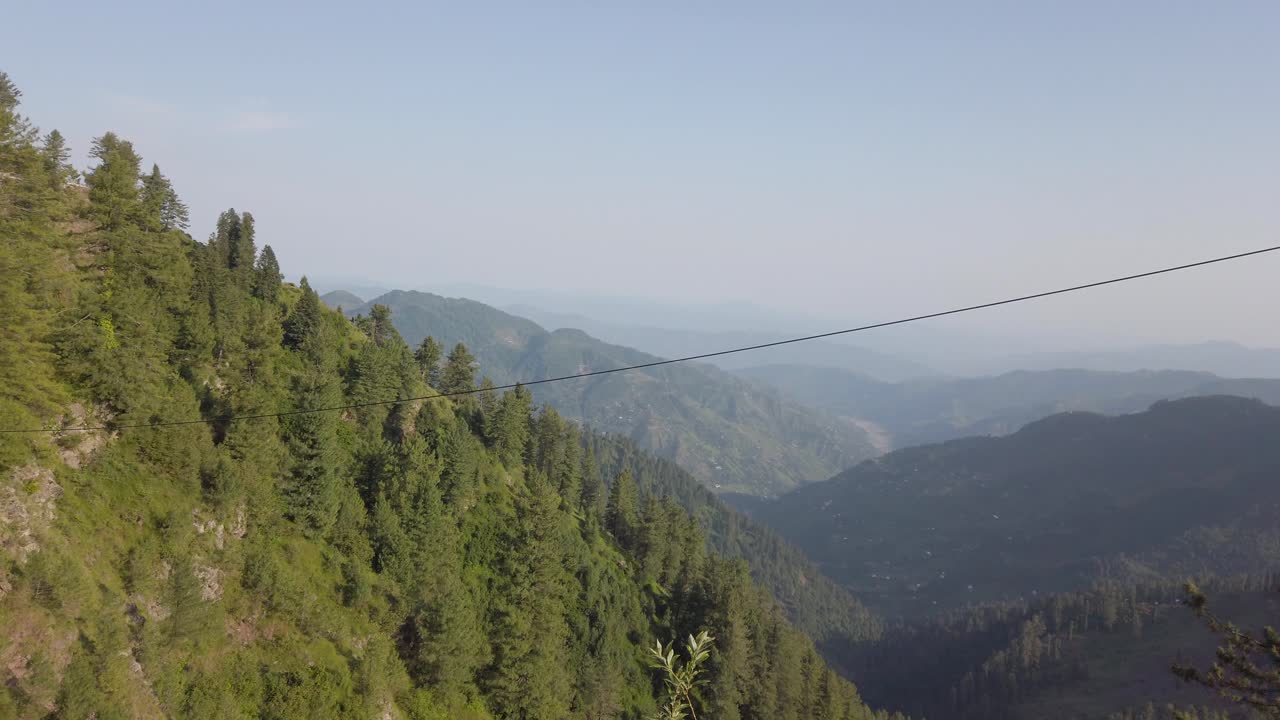 на вершине горы, глядя на дорогу