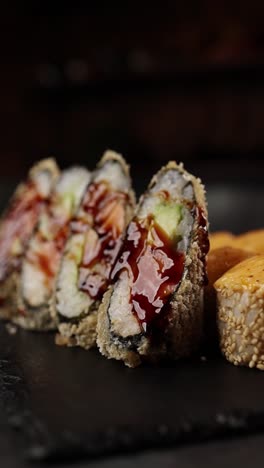 rolos de sushi fritos y crujientes