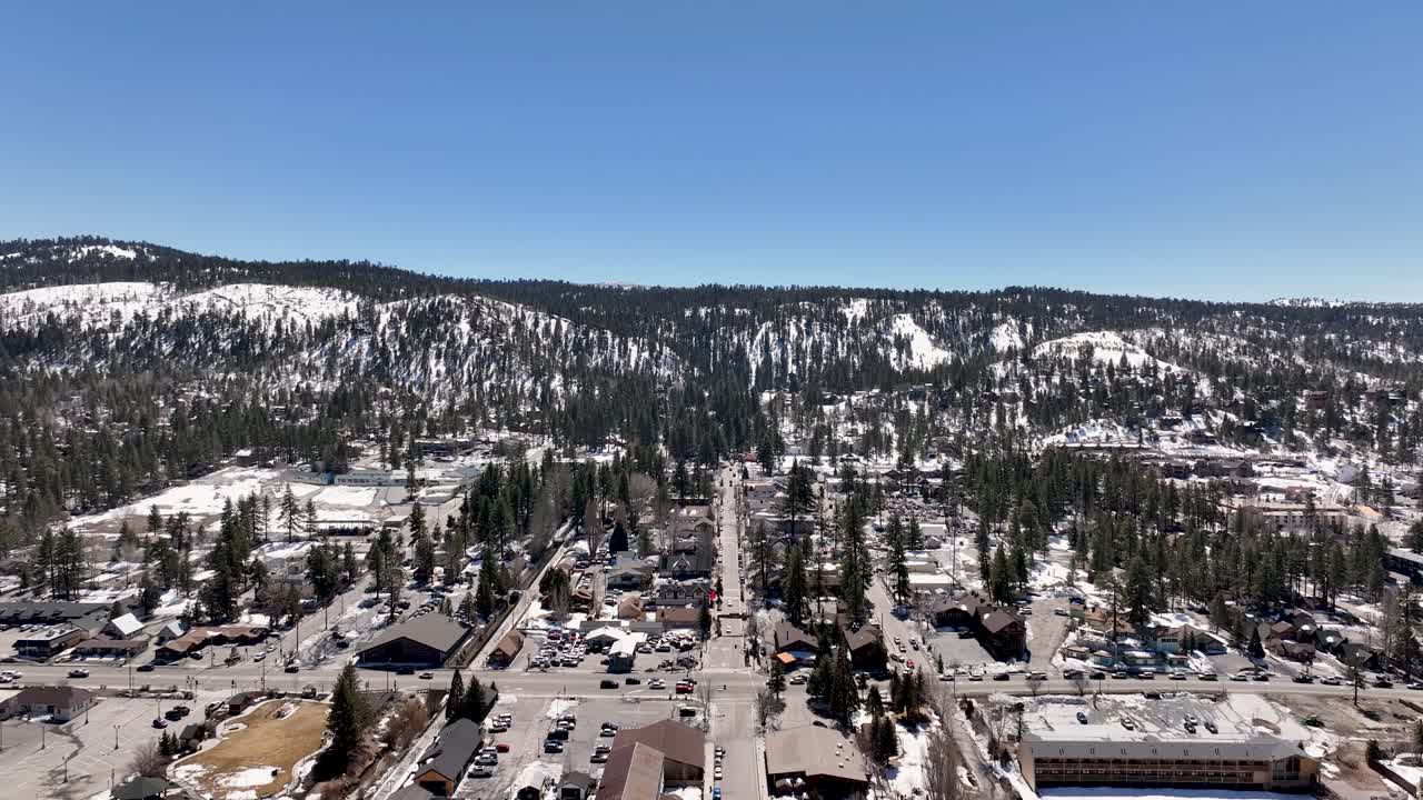 la ciudad del pueblo de la montaña del gran oso