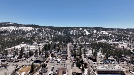 la ciudad del pueblo de la montaña del gran oso