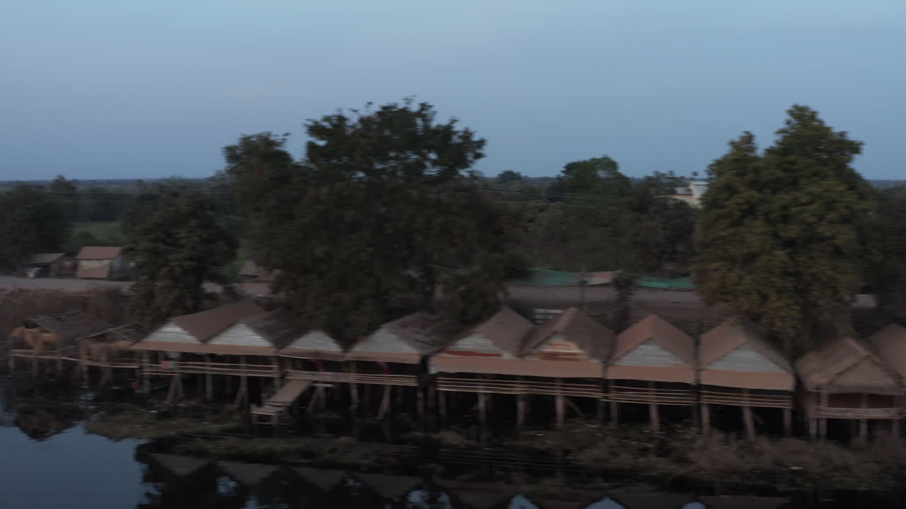 pan volando sobre la casa de los pescadores y bandadas de pájaros blancos volando sobre la cuenca en camboya