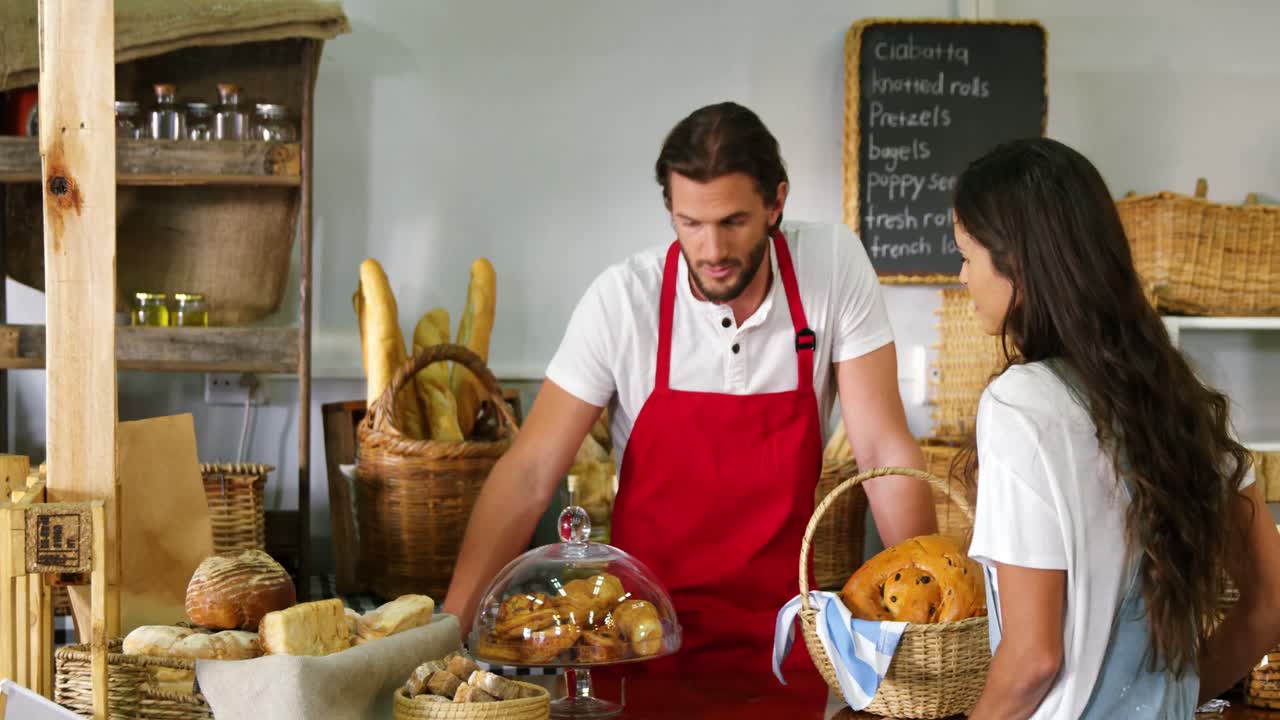 mujer comprando pan en una panadería