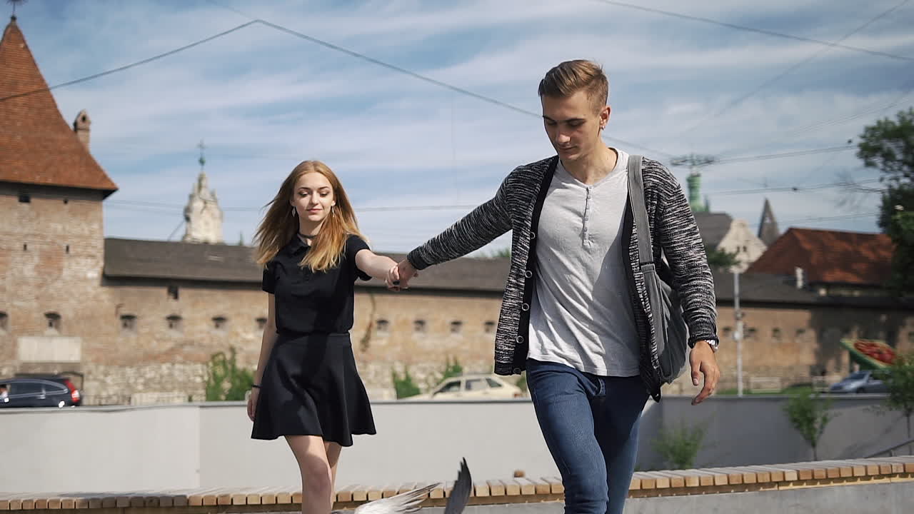 счастливая пара гуляет по городу