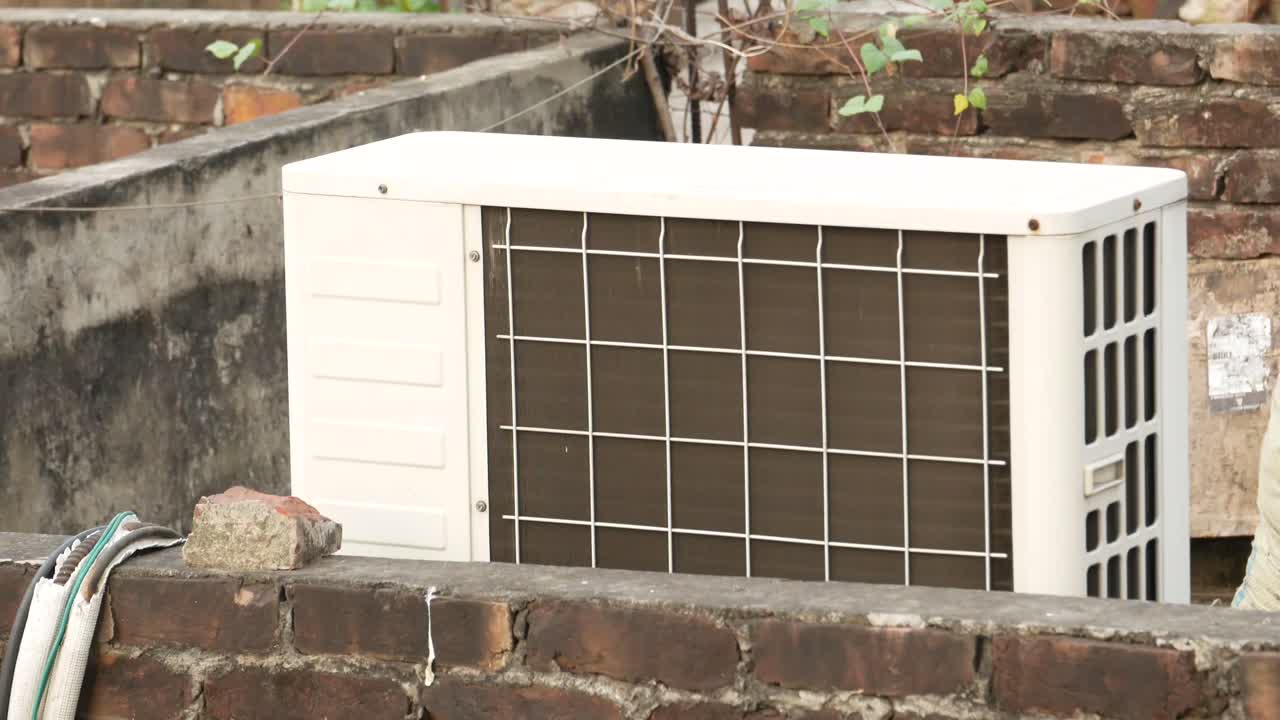 unidad de aire acondicionado al aire libre en una pared de ladrillo