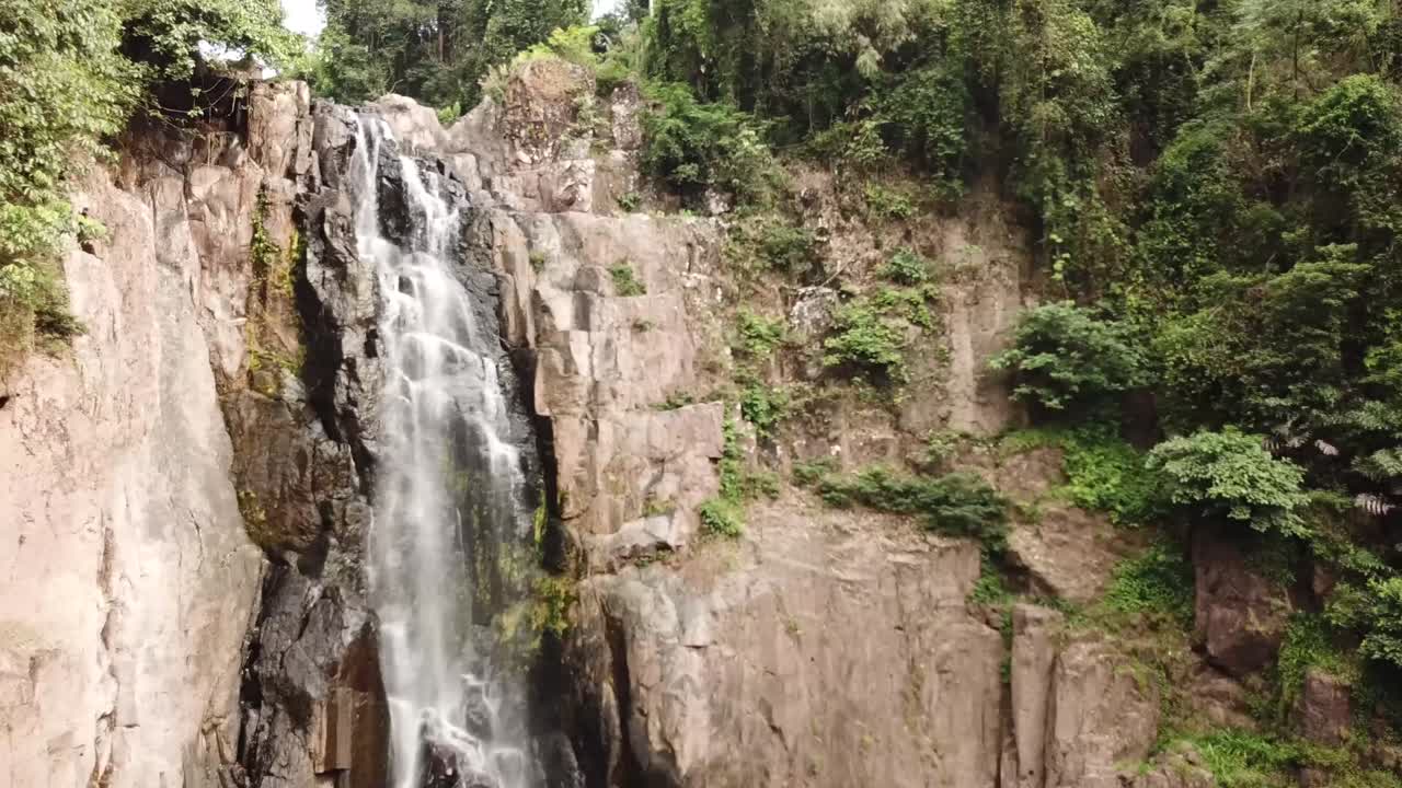 vista aérea de la cascada en el parque nacional de khao yai en tailandia