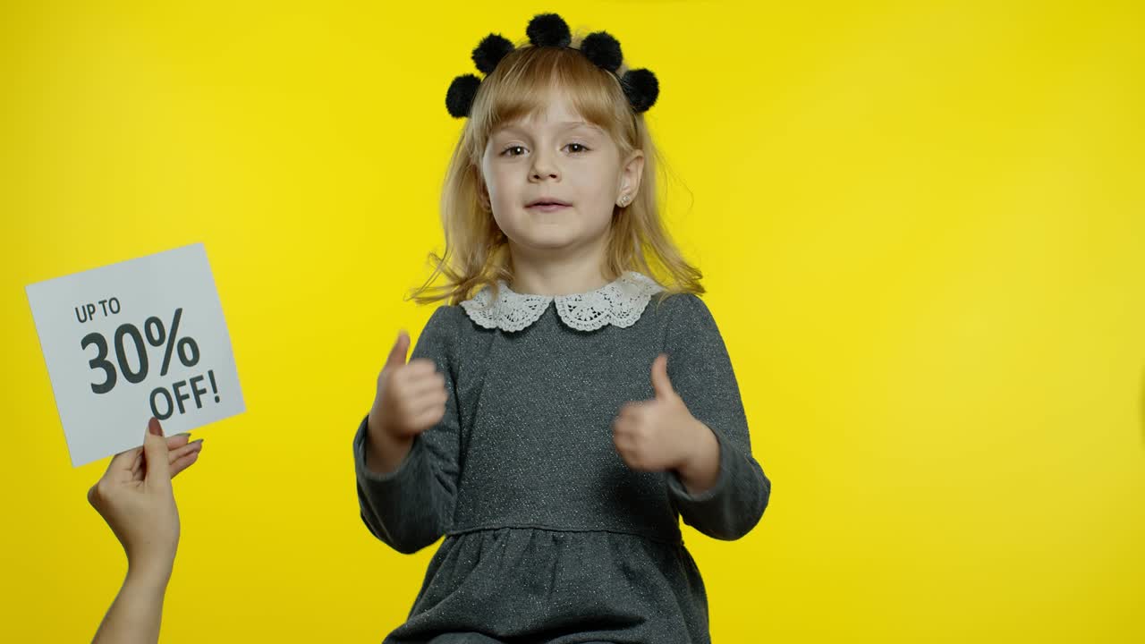 30%까지 할인하는 글자가 미소 짓는 소녀 에 나타납니다.