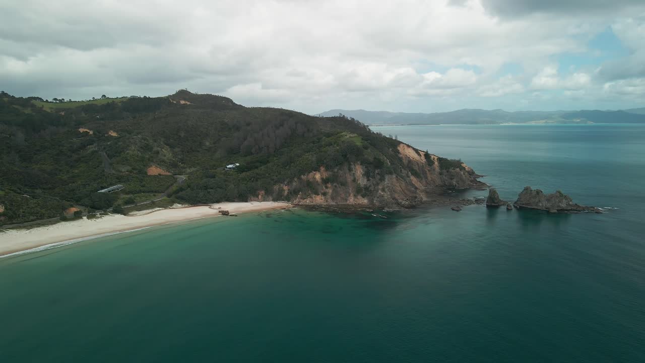 mirador panorámico que vuela alto sobre la playa de otama en nueva zelanda
