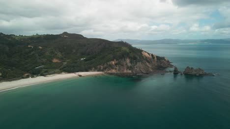 Szenischer-Aussichtspunkt,-Der-Hoch-über-Otama-Beach-In-Neuseeland-Fliegt