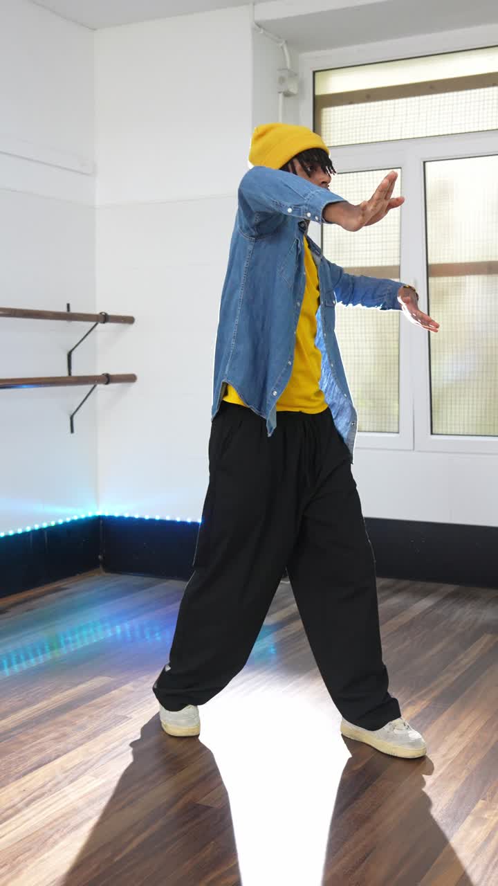Uomo che balla in studio