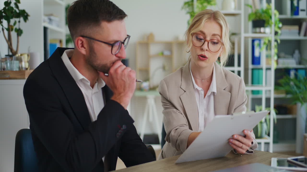 colegas de negocios discuten el proyecto en la oficina