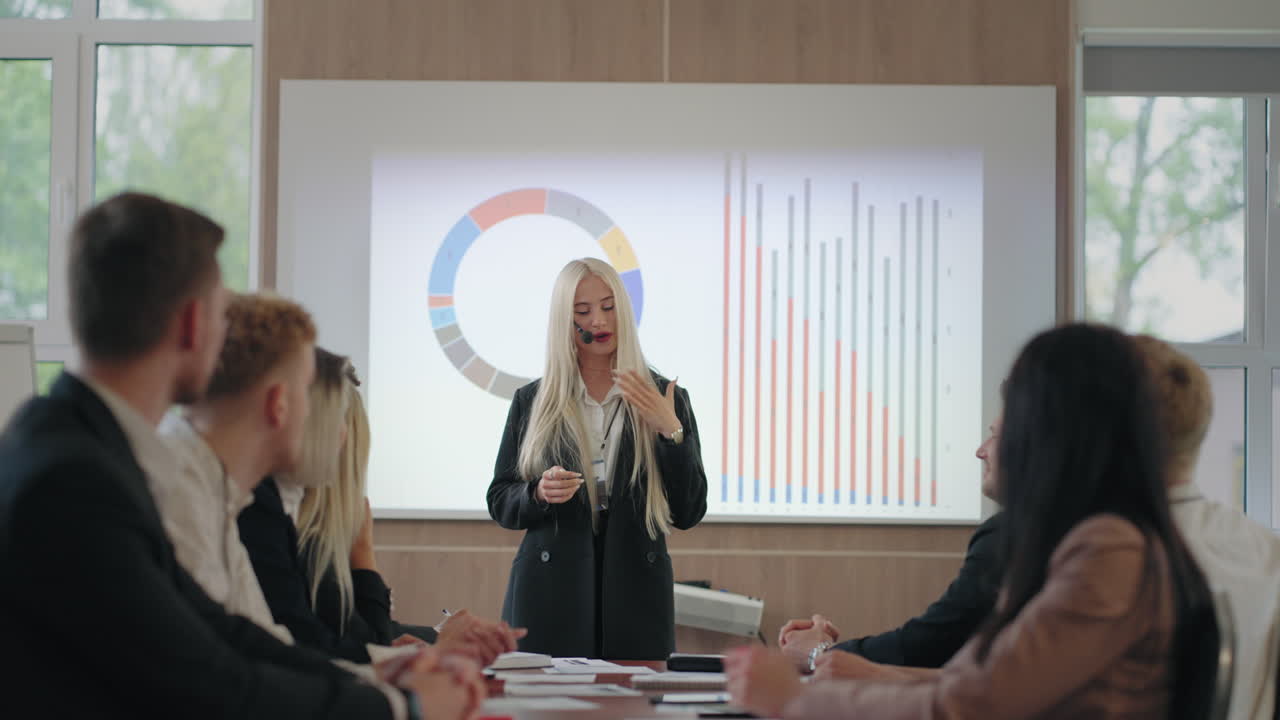 una experta está dando una conferencia sobre gestión de recursos humanos o publicidad en una reunión de negocios