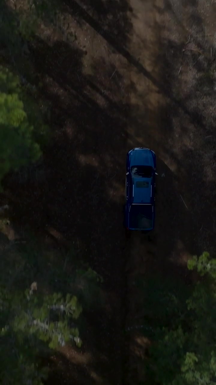 Cile, SUV fuoristrada che guida sull'autostrada di montagna del Cajon del Maipo