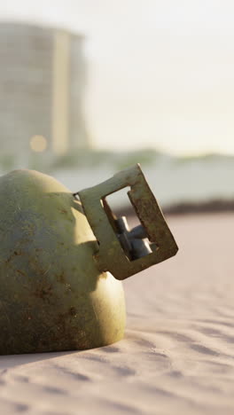 un proyectil militar oxidado en una playa