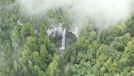 wildenstein-wasserfall in den südlichen österreichischen alpen von oben, luftaufnahme um die umlaufbahn