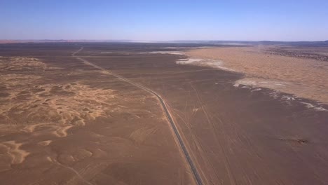antena: camino en el desierto del sahara
