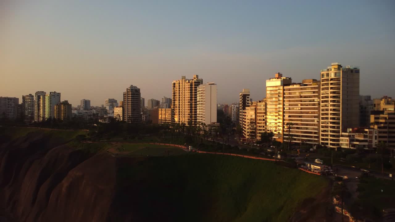 antena - amanecer y edificios de lujo, miraflores, lima, perú, plano amplio hacia adelante