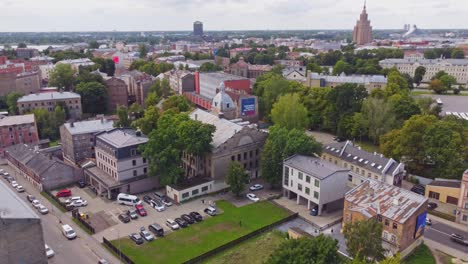 Iglesia-Pestisanas-Templis,-También-Llamada-Templo-De-La-Salvación-Ubicada-A-Lo-Largo-De-La-Calle-Lacplesa-En-Riga,-Letonia,-Toma-Orbital-Aérea