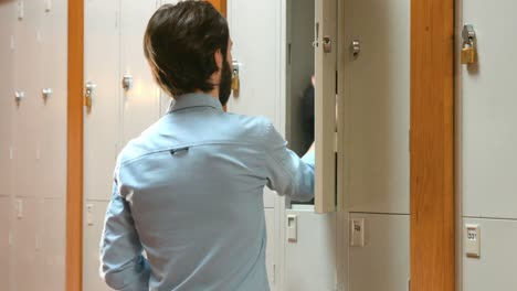 estudiante yendo a su casillero