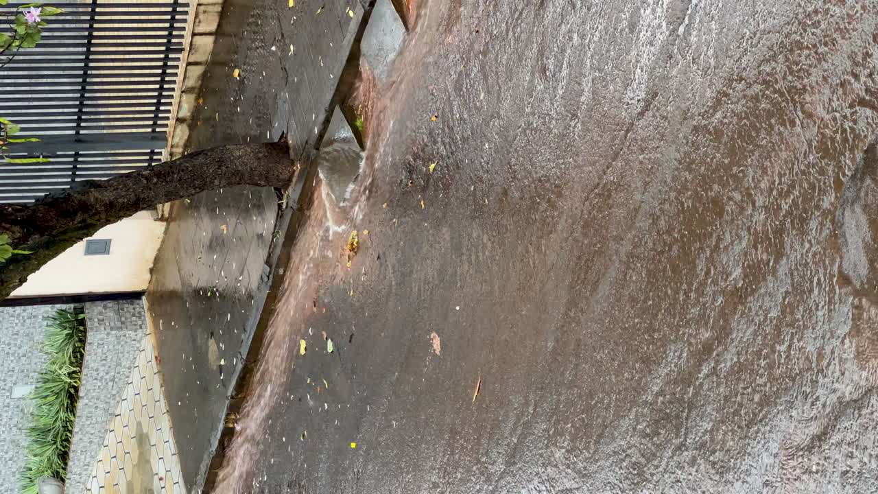 Starker Regen an einem sonnigen Tag.
