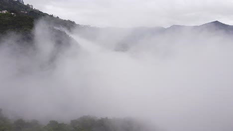 drone vuela a través de la niebla en una montaña